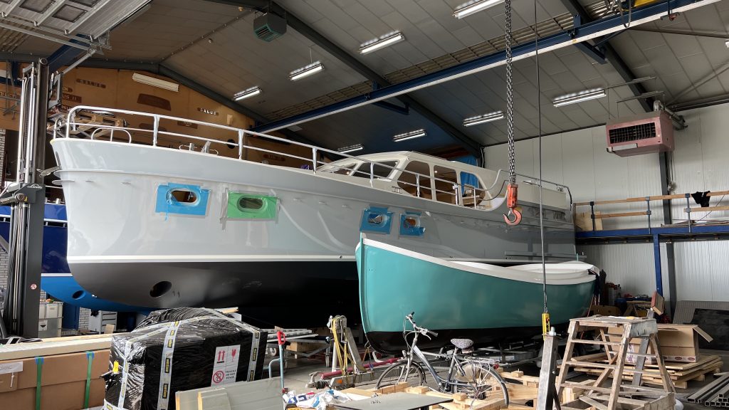 Scheepsonderhoud en reparatie van pleziervaartuigen in professionele werkplaats met hijsinstallatie
