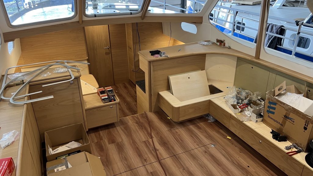 Interieur renovatie van boot met houten meubels en vloer, vakkundige scheepsinterieur verbouwing door Zuiderbaan