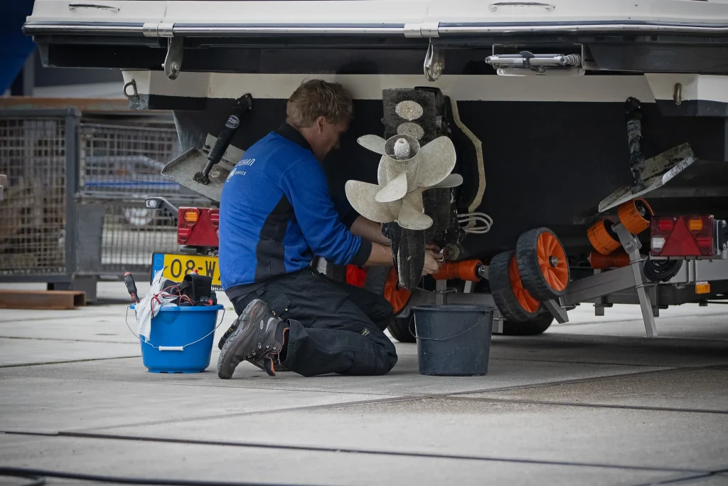 Professionele reiniging van scheepsromp met hogedrukapparatuur door ervaren medewerker van Zuiderbaan