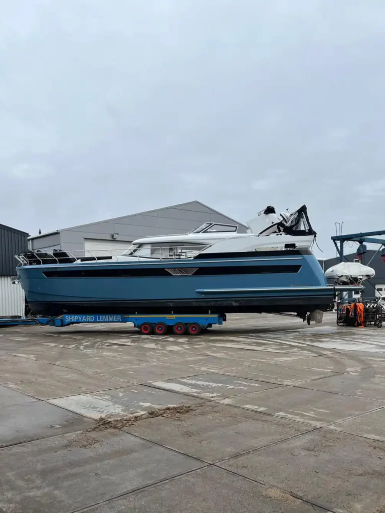Boot op trailer in winterstalling bij Zuiderbaan Totaal Service voor onderhoud en opslag