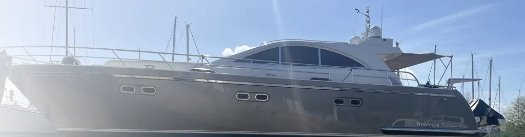 Luxe motorjacht aangemeerd in jachthaven voor professioneel onderhoud en service werkzaamheden