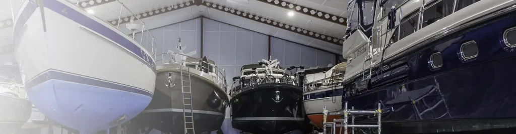 Scheepsonderhoud en reiniging van grote schepen in droogdok door Zuiderbaan Totaal Service